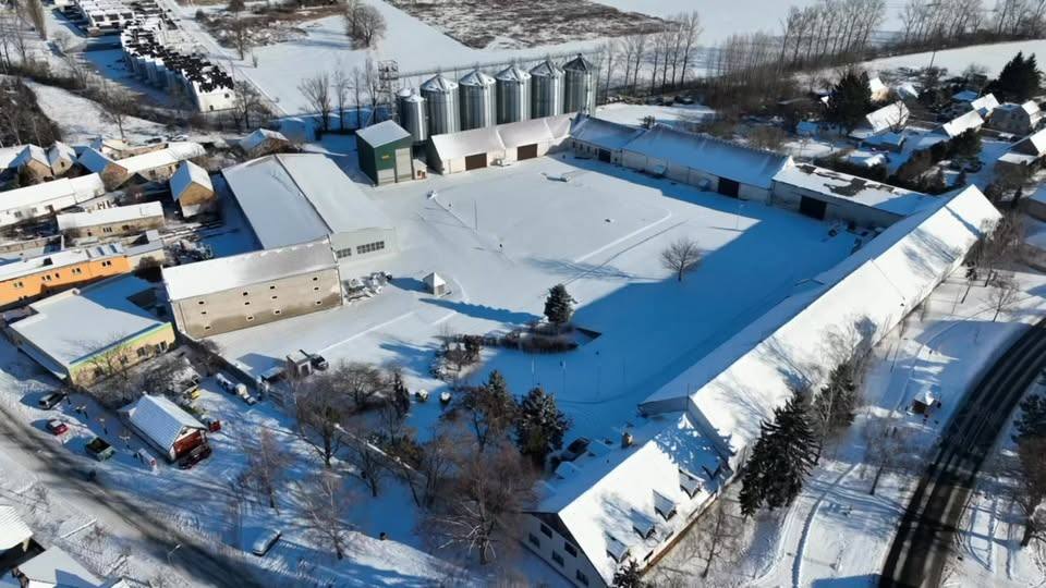 Zasněžený areál z dronu