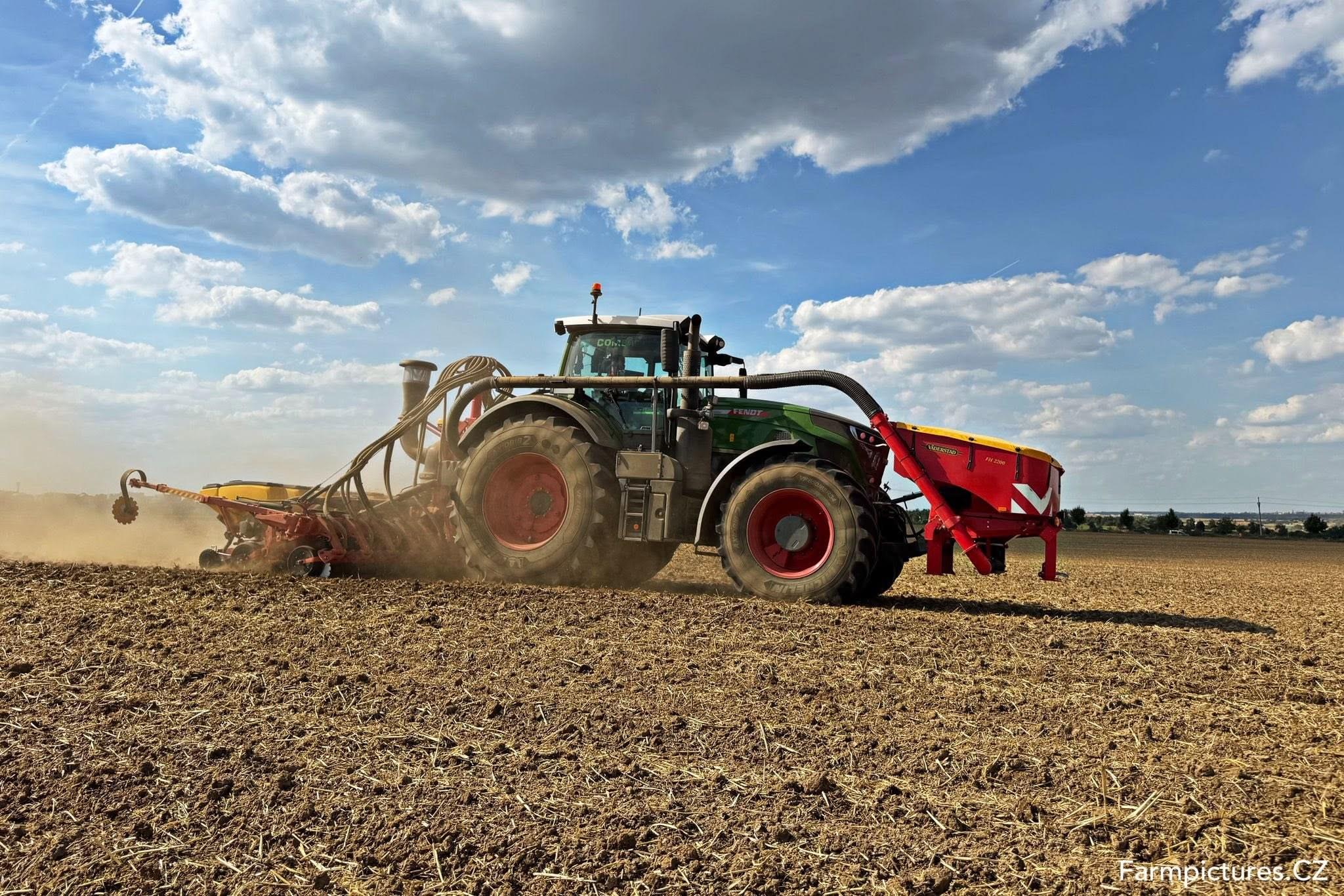 Traktor Fendt s přesným secím strojem seje na poli.