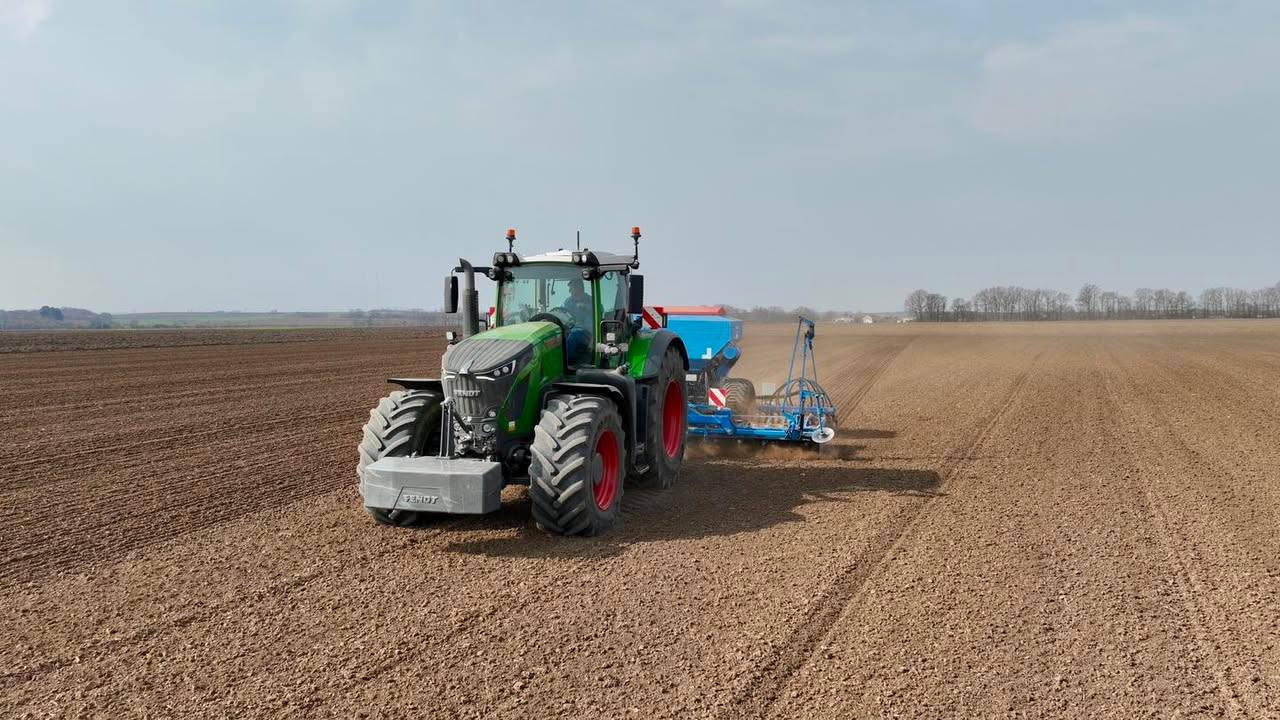 Traktor Fendt se secím strojem na připraveném poli.
